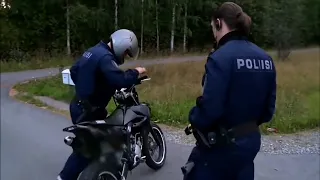 Mopojonne kusettaa poliisia