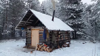 НОЧУЮ в ИЗБЕ. ПЕРВЫЙ ЛЁД на ТАЁЖНОМ ОЗЕРЕ где Я НЕ БЫЛ 12 ЛЕТ. ЩУКИ на ЖЕРЛИЦЫ. Первая серия.