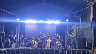 nei baiano passando o som com a Banda Garota Faceira em MG