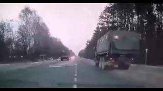 Ukraine war, Russian BTR-82 encounters a Ukrainian artillery vehicle on a road and opens fire