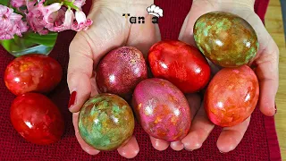 painting Easter eggs with onion shell - marble eggs