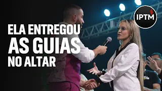 ELA ENTREGOU AS GUIAS NO ALTAR - Pr Leonardo Sale