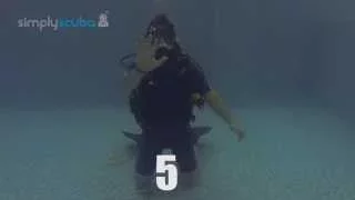 Underwater hand signals for numbers - www.simplyscuba.com