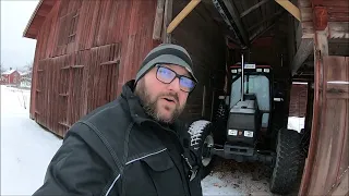 Monterar snöblad bakom Valmet Valtra 900