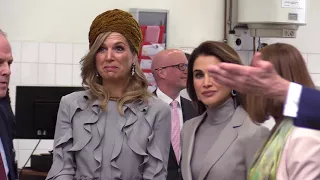 Queens Máxima and Riana between the cars at high school