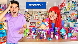 MI FINGO UNA COMMESSA E APRO UN NEGOZIO DI GIOCATTOLI IN CASA NOSTRA CON LE CURLI GIRLS! *scherzo*