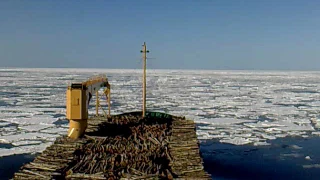 Море замерзло.Судно во льду.Ледовый класс судна. Frozen sea. Ship moving through ice.