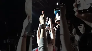 Жилин С.О. разгоняет фанатов группы Багровый Фантомас после концерта