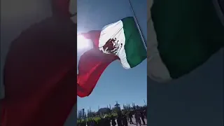 Soldado succionado por bandera y expulsado