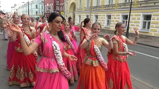 2022 07 09 Харинама Кузнецкий Мост (1/4). Harinama on Kuznetsky Most Street.