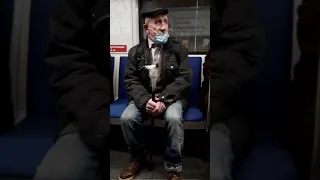 Старый сумасшедший дед в метро материт пасажиров- жесть😀