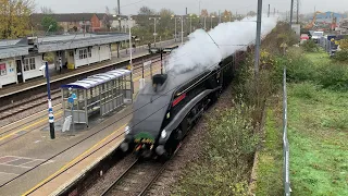 LNER class A4, 4498 Sir Nigel Gresley passing Biggleswade at speed - 02/12/22