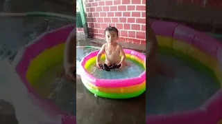 maen air dikolam kecil segeeeeeerrrr......