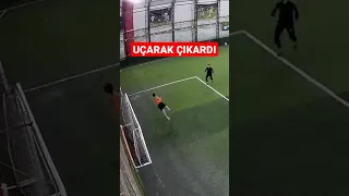 bu gerçekten halı saha kalecisi mi⁉️🥶😱 uçarak füzeyi çıkardı #futbol #football #shorts