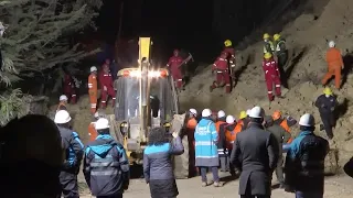 Several injured, cars trapped in Bolivia landslide