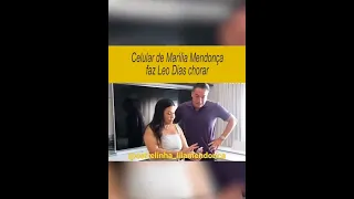 Dona Ruth mostra celular da Marília para Léo Dias
