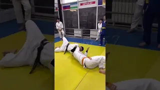 Judo Tomoe-Nage - бросок через голову с упором стопы.