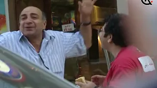 رضزان عم يعمل دعاية للمطعم على ظهر الفنان فوزي بشارة
