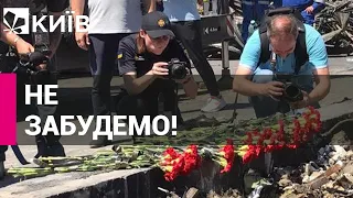 Жителі Кременчука несуть квіти та дитячі іграшки до зруйнованого ТРЦ "Амстор"