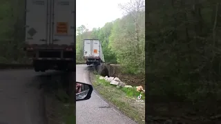 Водитель грузовика не понимает свои габариты / The truck driver does not understand his size