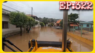 Retroescavadeiras Trabalhando na Enchente e Retirando Barreira Muito Perigosa