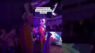 LAZZA viene CACCIATO dal Live dalla POLIZIA! Canta "MORTO MAI" e lascia il pubblico