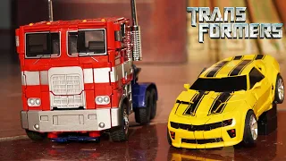 Bumblebee vs Optimus Prime & Decepticons - TRANSFORMERS STOP MOTION Robot in real life!
