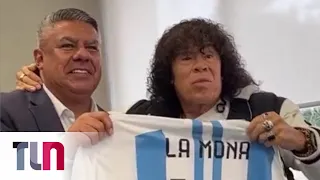 La "Mona" Jiménez posó con la 10 de la Selección junto con Claudio "Chiqui" Tapia