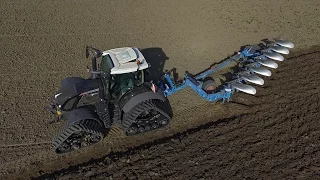 Spring 2017 | Fendt 724 Vario black on tracks ploughing | De Zeeuw