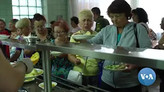 Kyiv Volunteers Organize Food Kitchens for Residents of Bombed Village