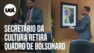 Secretário do Ministério da Cultura retira retrato de Bolsonaro ao som de 'Tá na Hora do Jair'