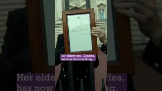 The Moment Buckingham Palace Announced the Queen's Passing