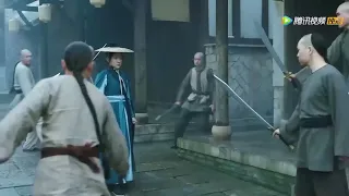 A girl fought alone against a group of assassins and rescued someone from the execution ground