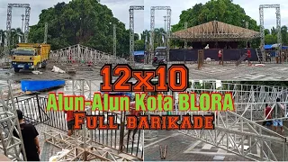 Proses pemasangan panggung rigging 12x10 di alun-alun blora