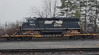 Norfolk Southern 10Q with wrecked GP40-2 #3035 on flat car in Berea, OH (12/31/2023)