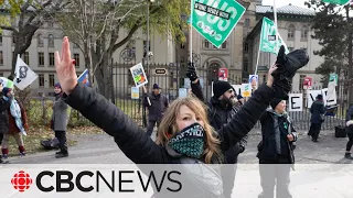 Quebec public sector unions threaten unlimited strike