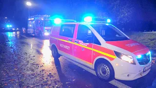 [SCHWERER VERKEHRSUNFALL AUF DER A59] - Auto prallte seitlich gegen Baum | Feuerwehr Düsseldorf -