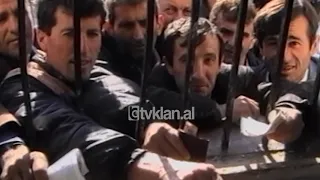 Radhe te gjata ne zyrat e kadastres ne Elbasan - (10 Janar 2001)