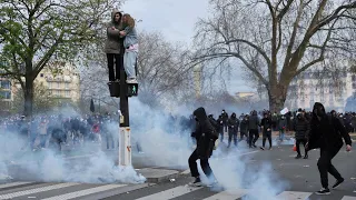 Протести, сутички, арешти – Франція проти реформи Макрона