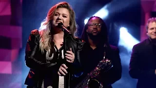 Kelly Clarkson Performs 'Love So Soft'