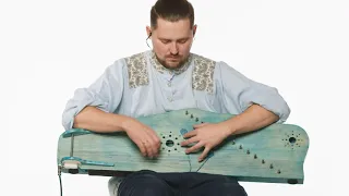 Дмитрий Львов играет на гуслях