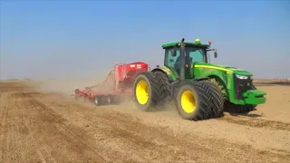 Старт посевной компании в СПК "Гигант":John Deere 8310R сеет ячмень.