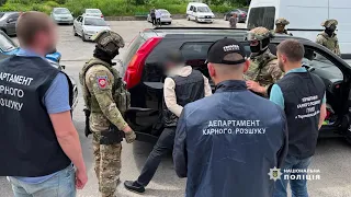 Мільйон гривень за фальшиві долари: оперативники поліції викрили злочинну групу шахраїв-валютників