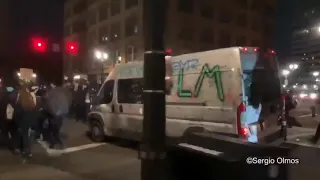 Полиция прокалывает шины у фургона BLM & Antifa.