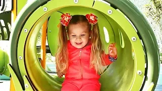 Маленькая Диана весело играет на Детской площадке Майамі