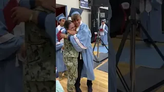 Heartwarming: U.S. Navy Sister Surprises Brother at Graduation ❤️