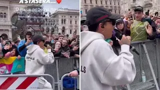 Ultimo su e giù dal palco: corsa tra i fan in piazza Duomo