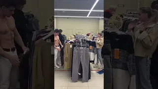 ОДНАЖДЫ В РАЗДЕВАЛКЕ/ПРАНК/РЕАКЦИЯ #shorts #пранк #tiktok #реакция