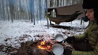 Zimowy biwak, mroźna noc, ognisko i śnieg