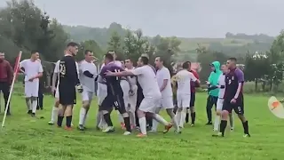 Бійка між командами на футболі! mass brawl on football